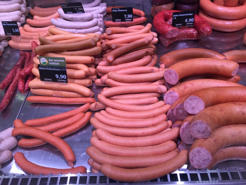 charcuterie-LE REVEST LES EAUX-min_sausages_meat_butchery-1069321